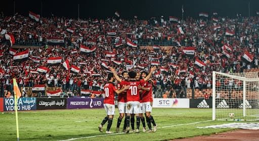 لاعبو منتخب مصر يحتفلون بهدف
